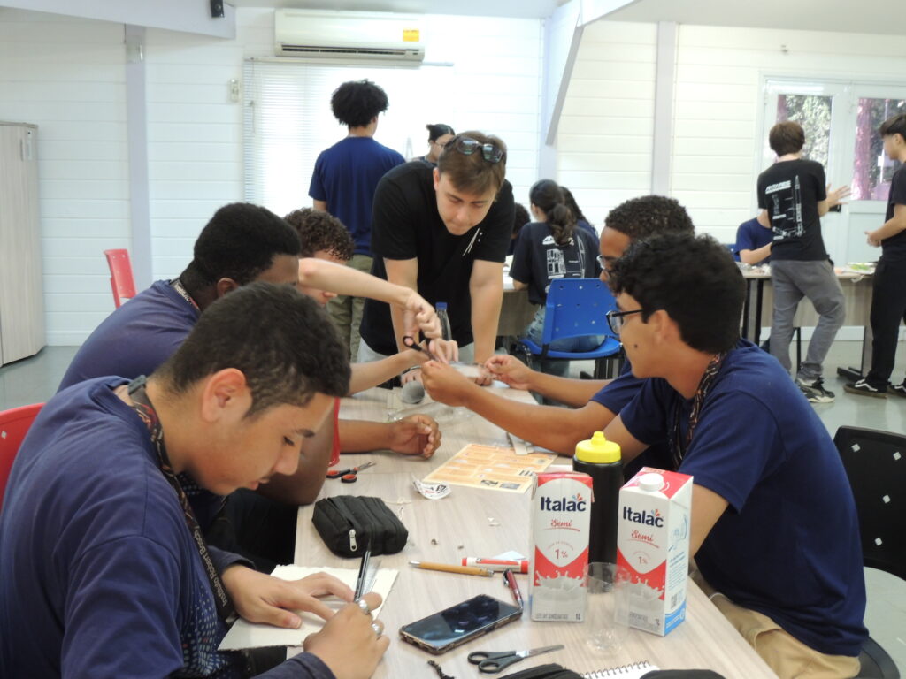 Oficina do projeto Prototipagem Aeroespacial com estudantes e monitores.