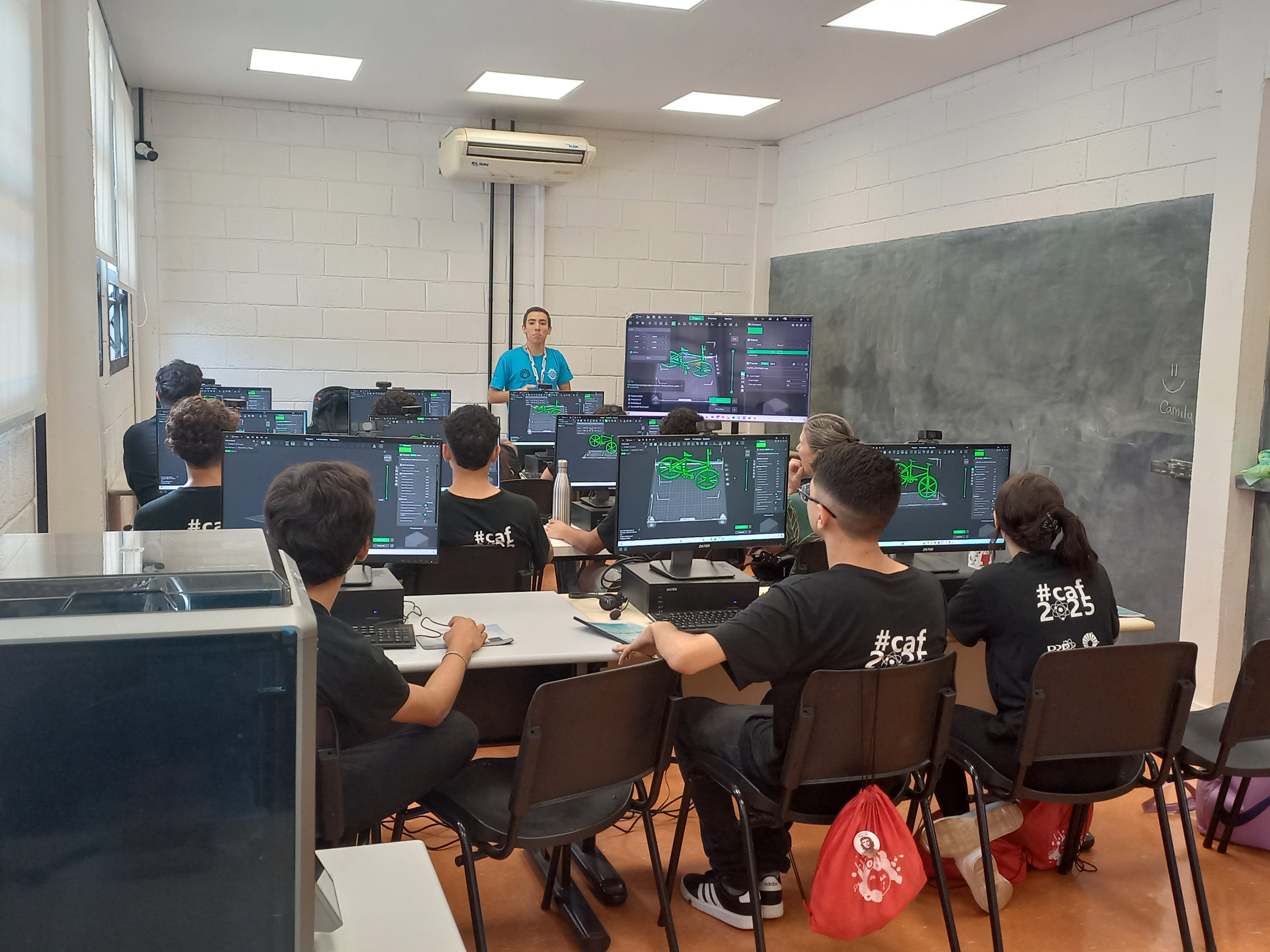 Oficina do Bike Week com estudantes no CAF 2025