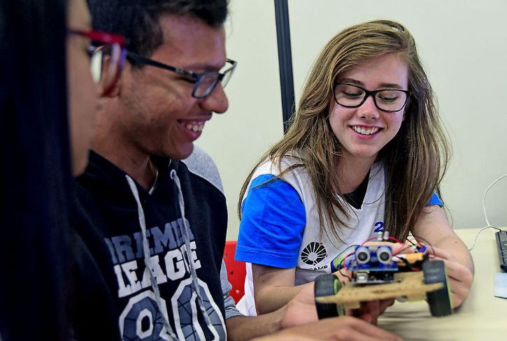 Estudantes observam um robô explorador durante oficina do GER no Ciência e Arte nas Férias de 2018.